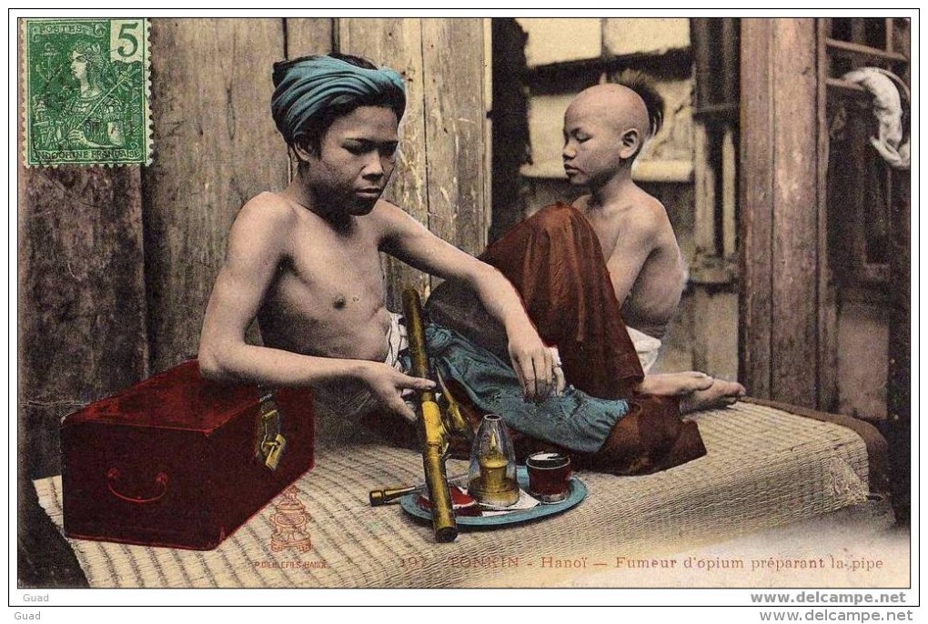 INDOCHINE - TONKIN - FUMEUR D´OPIUM PREPARANT LA PIPE - Vietnam