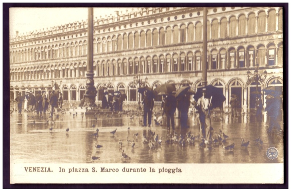 VENEZIA - IN PIAZZA S. MARCO DURANTE LA PIOGGIA - Venezia (Venice)