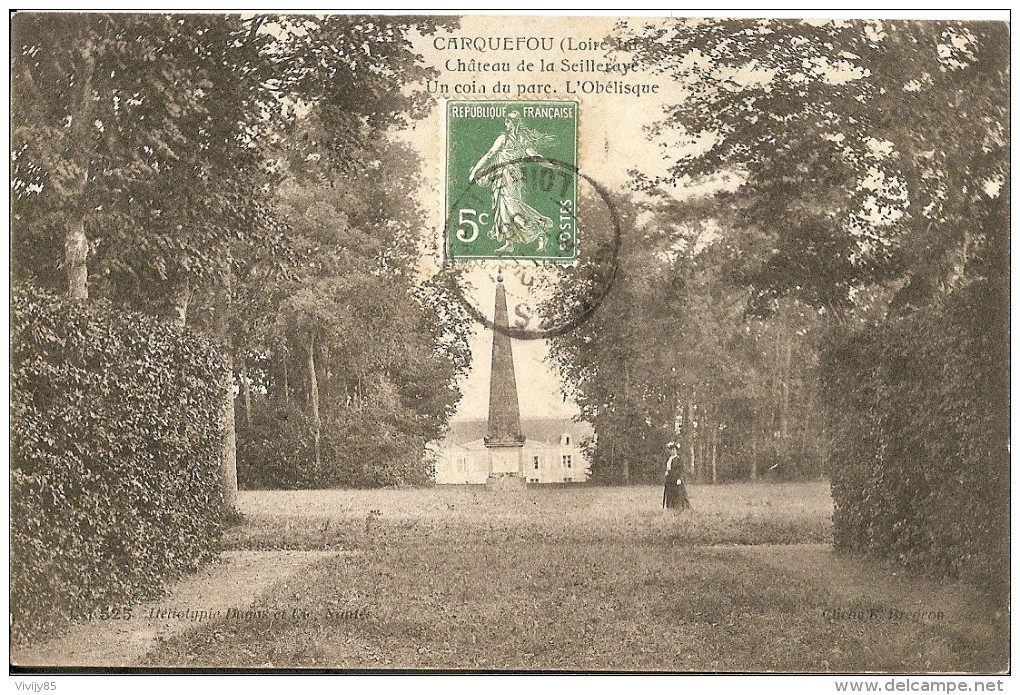 44 - CARQUEFOU - Belle Vue Animée Devant Le Château De La Seilleraye ( Un Coin Du Parc , L'Obélisque - Carquefou