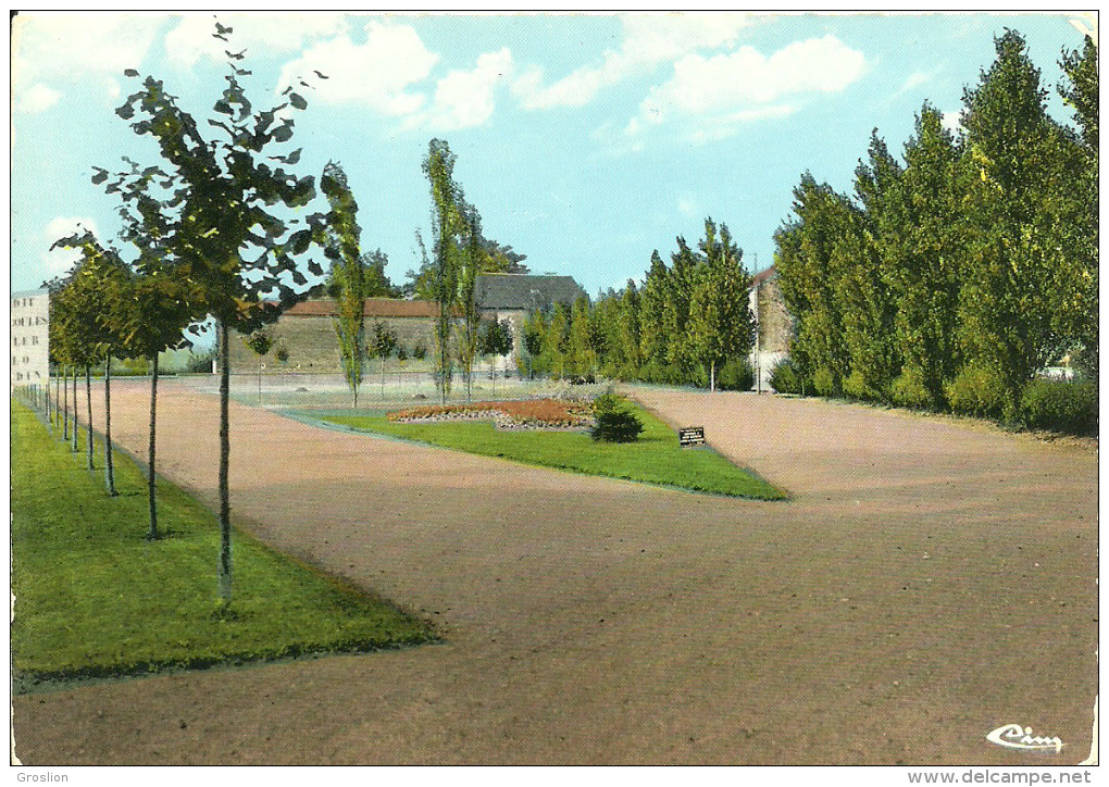 NEUVILLE-DU-POITOU     Ec  CR 62-22   LE JARDIN PUBLIC - Neuville En Poitou