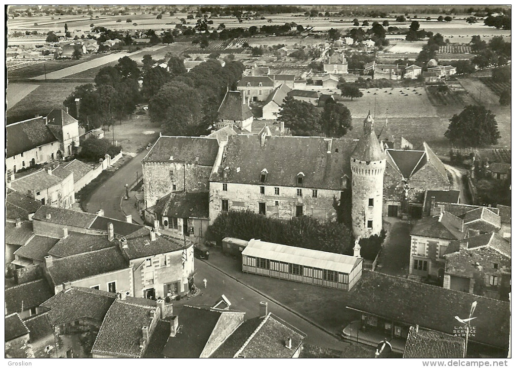 MONTS-SUR-GUESNES   6     LE CHATEAU    EN AVION AU-DESSUS DE ......... - Monts Sur Guesnes