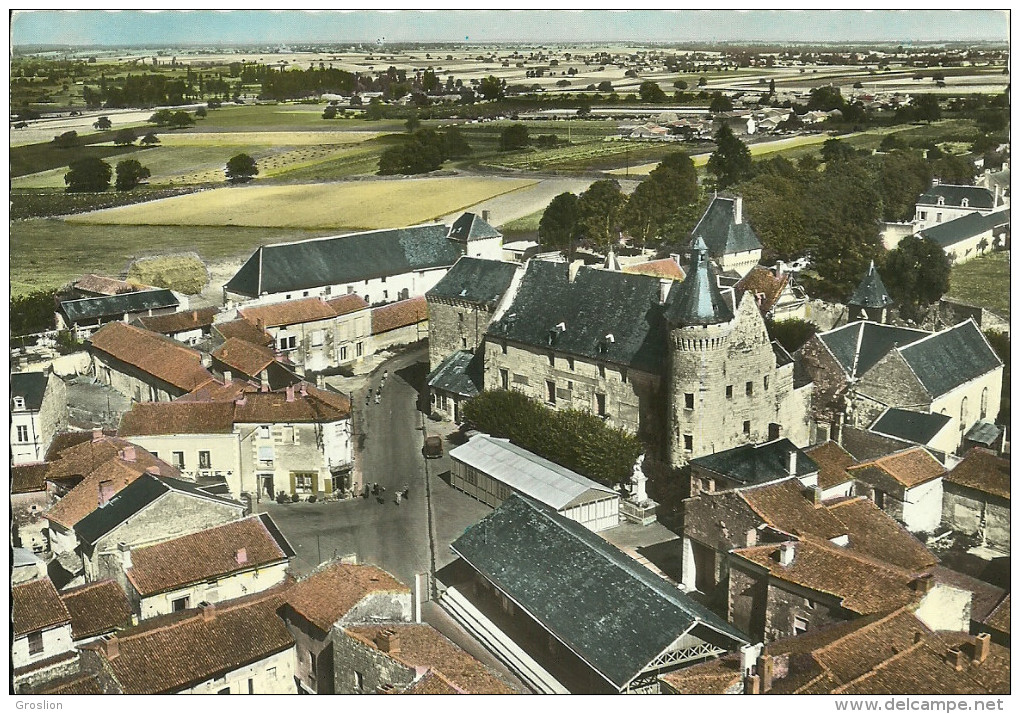 MONTS-SUR-GUESNES      PLACE DU  CHATEAU    EN AVION AU-DESSUS DE ......... - Monts Sur Guesnes