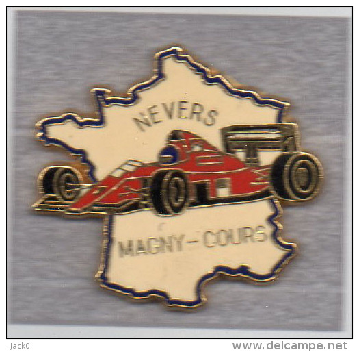 Pin´s  Sport  Automobile, F 1  RENAULT  Ou  FERRARI ?  NEVERS - MAGNY - COURS  Sur  Carte De France - F1