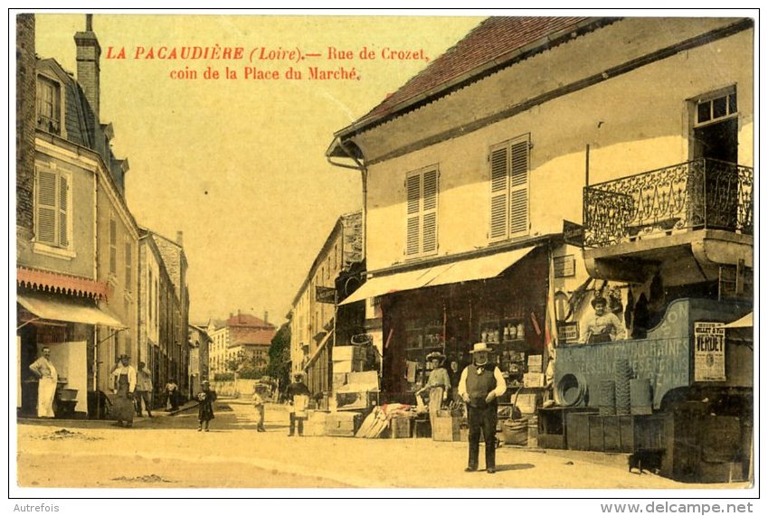 42 LA PACAUDIERE RUE DE CROZET COIN DE LA PLACE DU MARCHE - La Pacaudiere