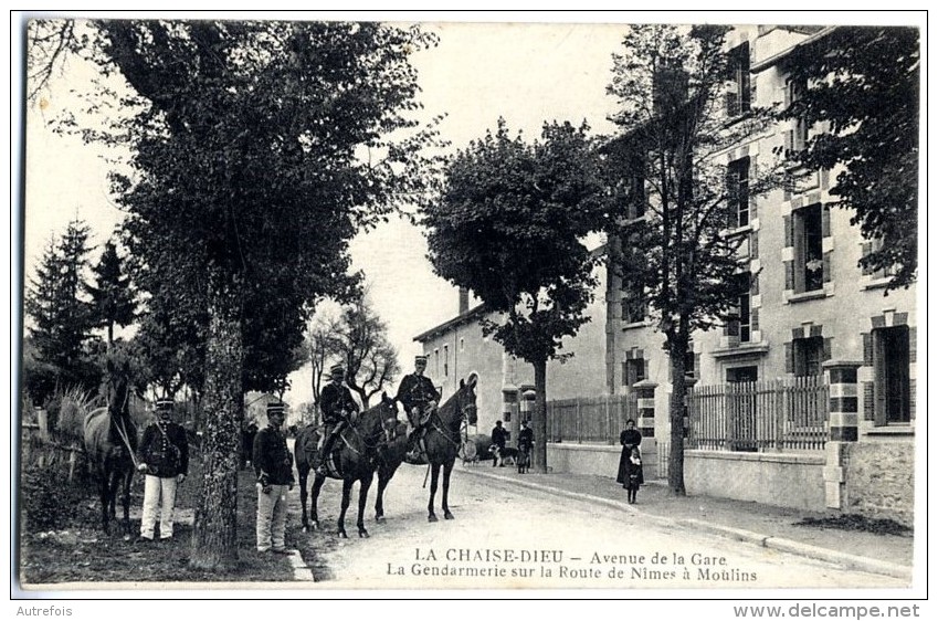 43 LA CHAISE DIEU AVENUE DE LA GARE LA GENDARMERIE SUR LA ROUTE DE NIMES A MOMULINS - La Chaise Dieu