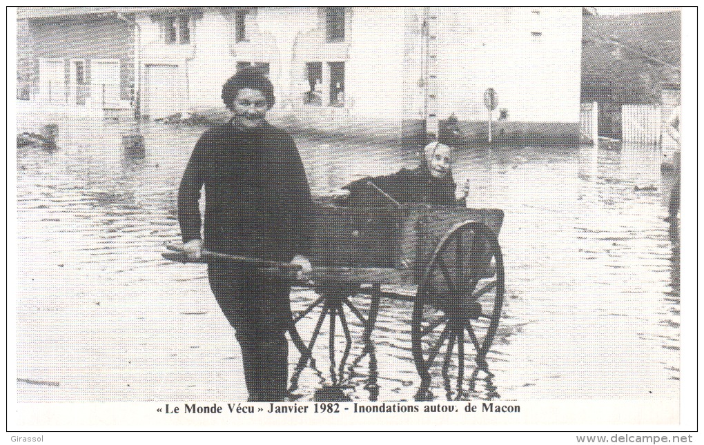 CPSM LE MONDE VECU INONDATIONS AUTOUR DE MACON JANVIER 1982 VIEILLE FEMME DANS UNE CHARRETTE - Inondations