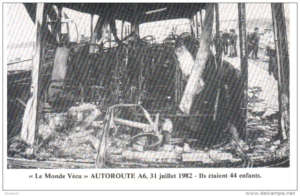 CPSM LE MONDE VECU AUTOROUTE A6 31 JUILLET 1982 BUS ACCIDENT ILS ETAIENT 44 ENFANTS - Catastrophes