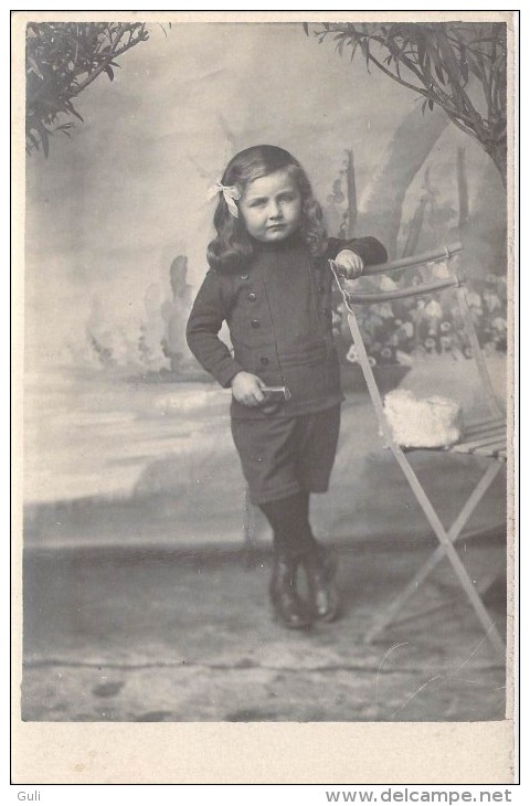 Enfant - Petite Fille  (1) (costume, Chaise)(Cpa Photo  Petit  Format  14 X 9 Cms)*PRIX FIXE - Autres & Non Classés