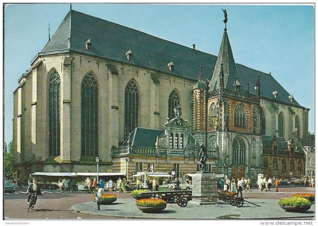 NL.- Ansichtkaart - Zwolle. Grotekerk Of St. Michaëlskerk Tijdens De Markt. Grote Markt Met Hoofdwacht. 2 Scans - Zwolle