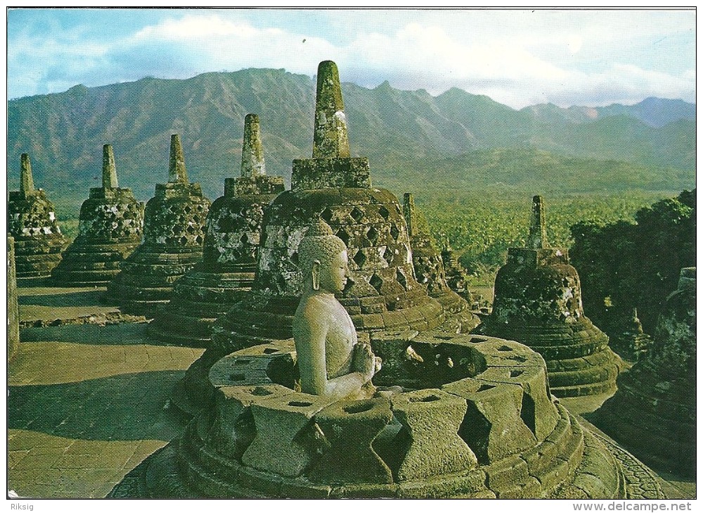 Indonesia  -  Open Stupa With A Budha Inside     B-2904 - Indonesia