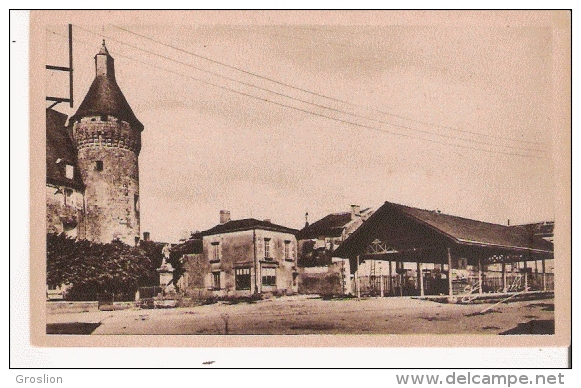 MONTS SUR GUESNES (VIENNE) LA PLACE DES HALLES - Monts Sur Guesnes