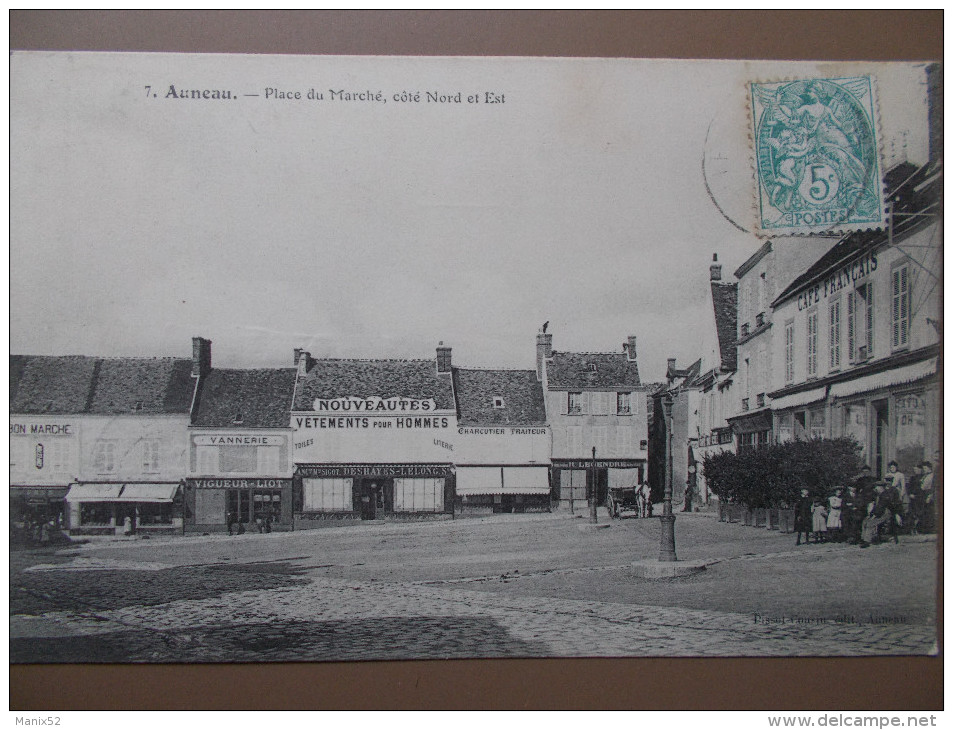 28 - AUNEAU - Place Du Marché, Côté Nord Et Est. (Animée: Enfants... Commerces: Café Français, Vannerie, Traiteur...) - Auneau