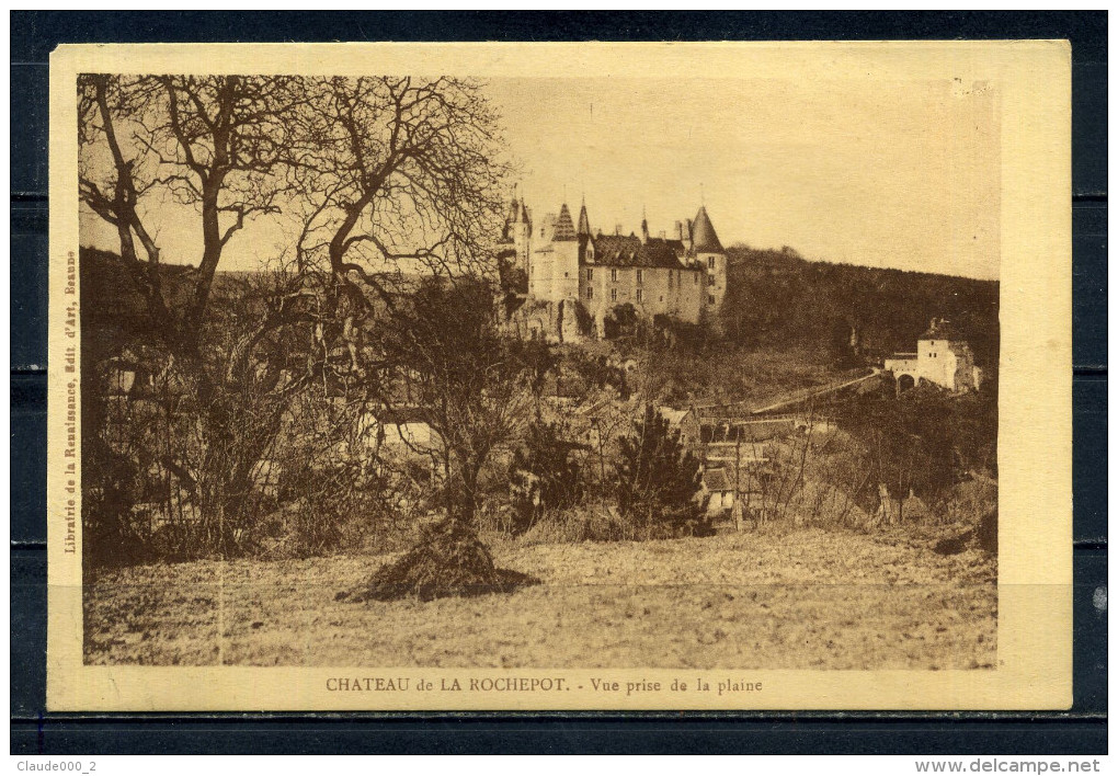 CPA , LA ROCHEPOT. Le Chateau Vue Prise De La Plaine . Voir Recto - Verso    (R789) - Other & Unclassified