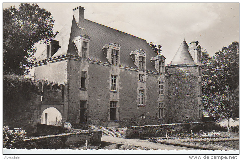 Cpsm 85 STE HERMINE - Château De L´AUBRAIE - Nr 85.223.02 La Cigogne - D18 111 - Sainte Hermine