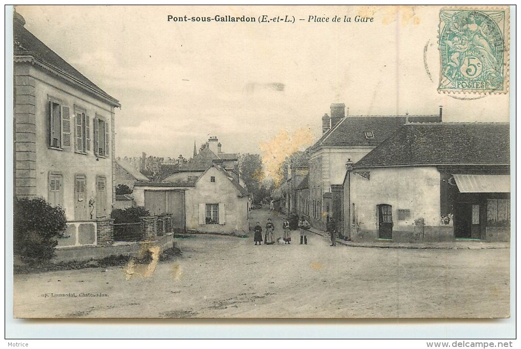 PONT SOUS GALLARDON  - Place De La Gare.(carte Vendue En L'état) - Autres & Non Classés