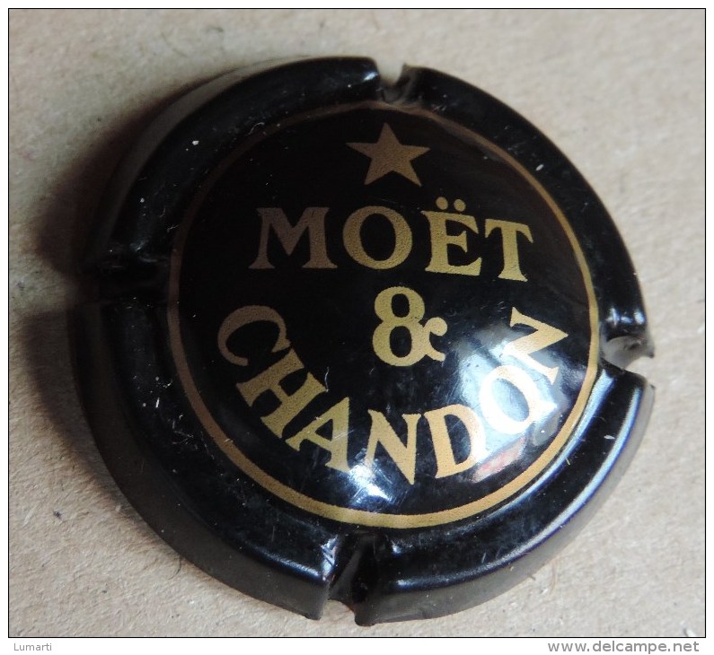 Capsule De Champagne -  Moet Et Chandon - N°170 Noir Et Or   . - Möt Et Chandon