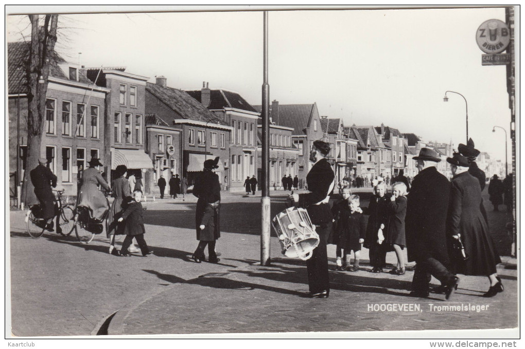 Hoogeveen - Trommelslager ( Straatscene, Fietsers, 'ZHB' Bieren Neon)  - Nederland/Holland - Hoogeveen