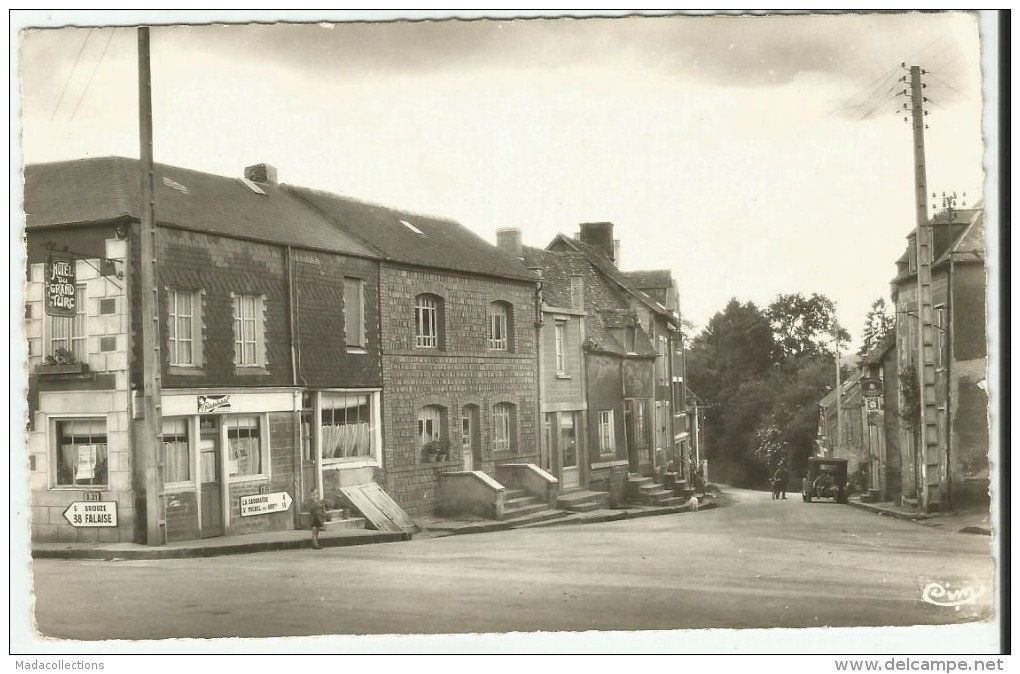 Bellou-en-Houlme (61) La Rue Du Bourg - Autres & Non Classés