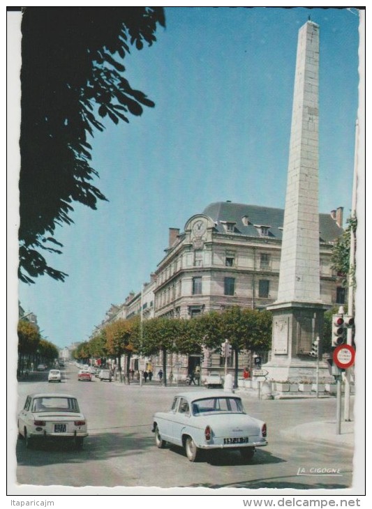 Saône Et Loire :  CHALON  Sur  SAONE  La  Place D E L ' Obélisque  (  Voiture ) - Chalon Sur Saone