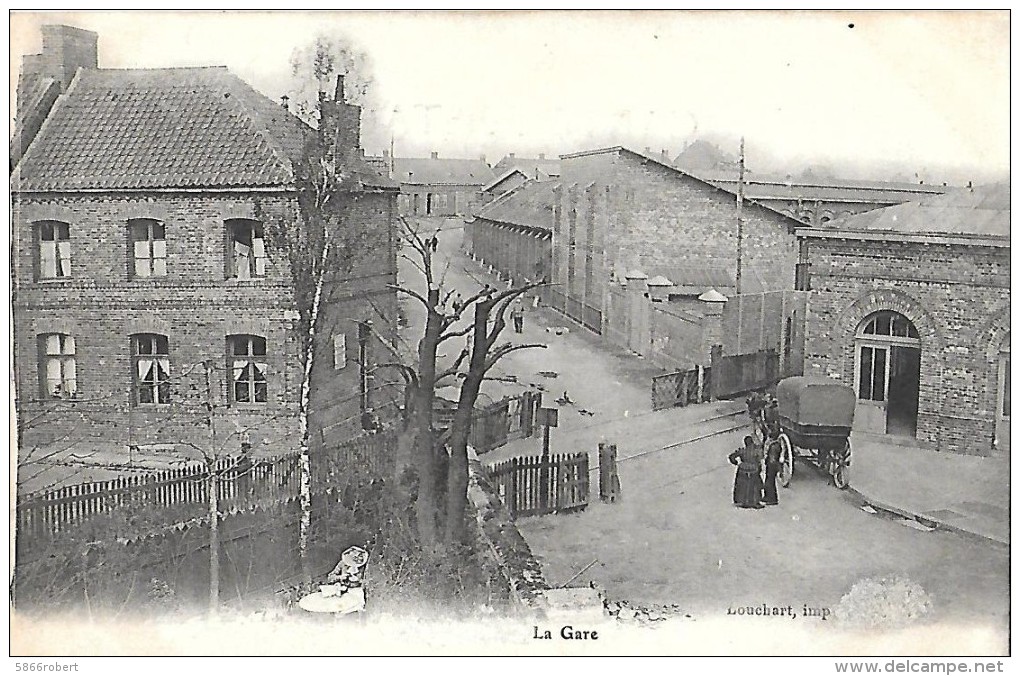 CARTE POSTALE PHOTO ORIGINALE  : LA GARE DE AUCHEL LE PASSAGE A NIVEAU ANIMEE PAS DE CALAIS (62) - Gares - Sans Trains