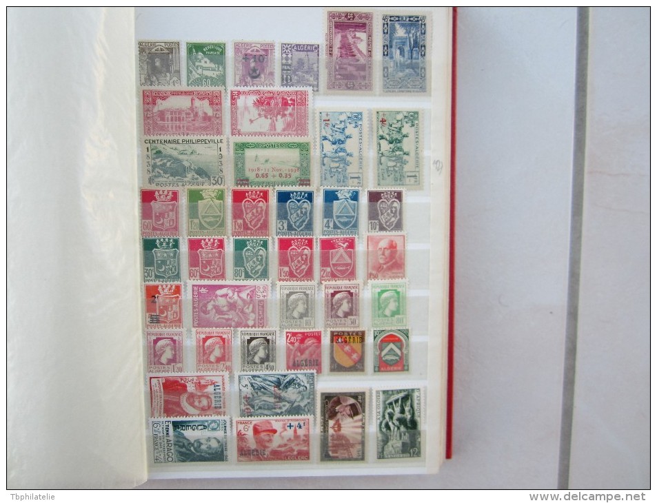 VEND BEAU LOT DE TIMBRES D ´ ALGERIE , NEUFS SANS CHARNIERE !!!! - Collections, Lots & Series