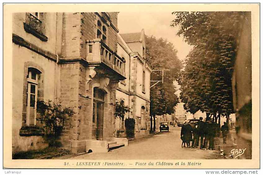 Finistere -ref C716- Lesneven - Place Du Chateau Et La Mairie   - Carte Bon Etat  - - Lesneven