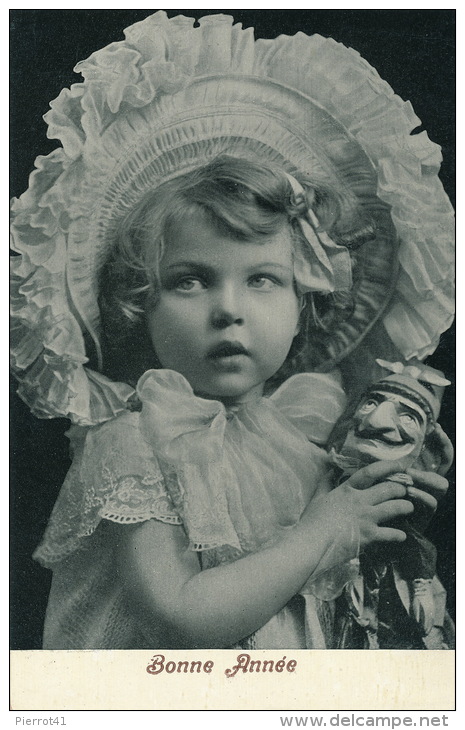 ENFANTS - LITTLE GIRL - MAEDCHEN - Jolie Carte Fantaisie Portrait Fillette Avec Joli Chapeau Et Guignol De "Bonne Année" - Portraits