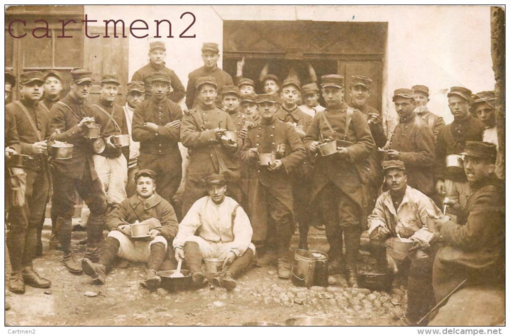 CARTE PHOTO : PIERRELATTE REGIMENT DE MILITAIRES A L'HEURE DE LA SOUPE 26 DROME - Altri & Non Classificati