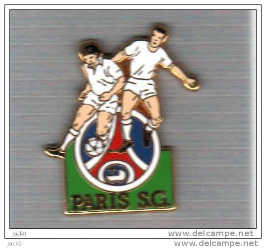 Pin´s  Sport  Foot - Ball  ARTHUS  BERTRAND  P.S.G  PARIS  SAINT  GERMAIN  Avec  2 Joueurs - Arthus Bertrand