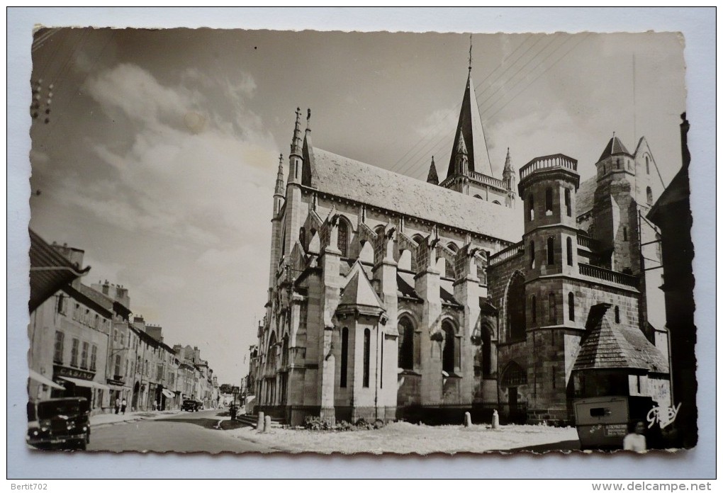 63 - AIGUEPERSE - église Notre-Dame - Auto Ancienne - Aigueperse