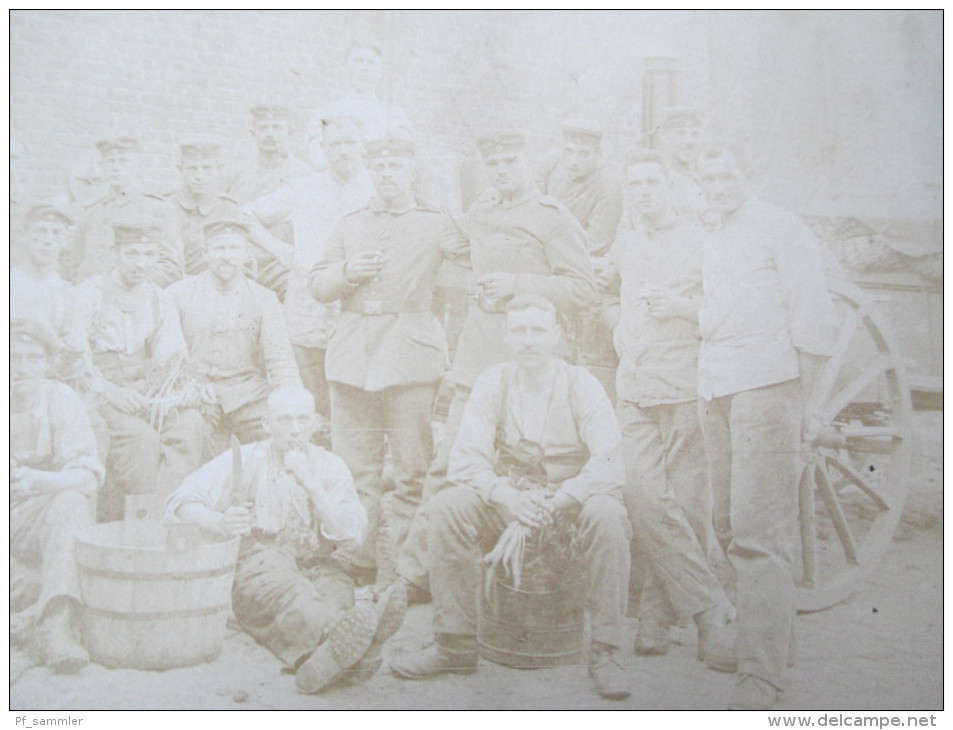AK / Fotokarte 1. Weltkrieg Soldaten / Kameraden Bei Der Arbeit / Pause Pfeife Rauchend / Verwundete - Guerre 1914-18