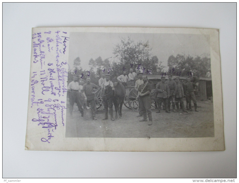 AK / Fotokarte Soldaten Bei Der Arbeit Uniform / Axt Mit Namen Der Kameraden! 1. Weltkrieg / Feldpost - Guerre 1914-18