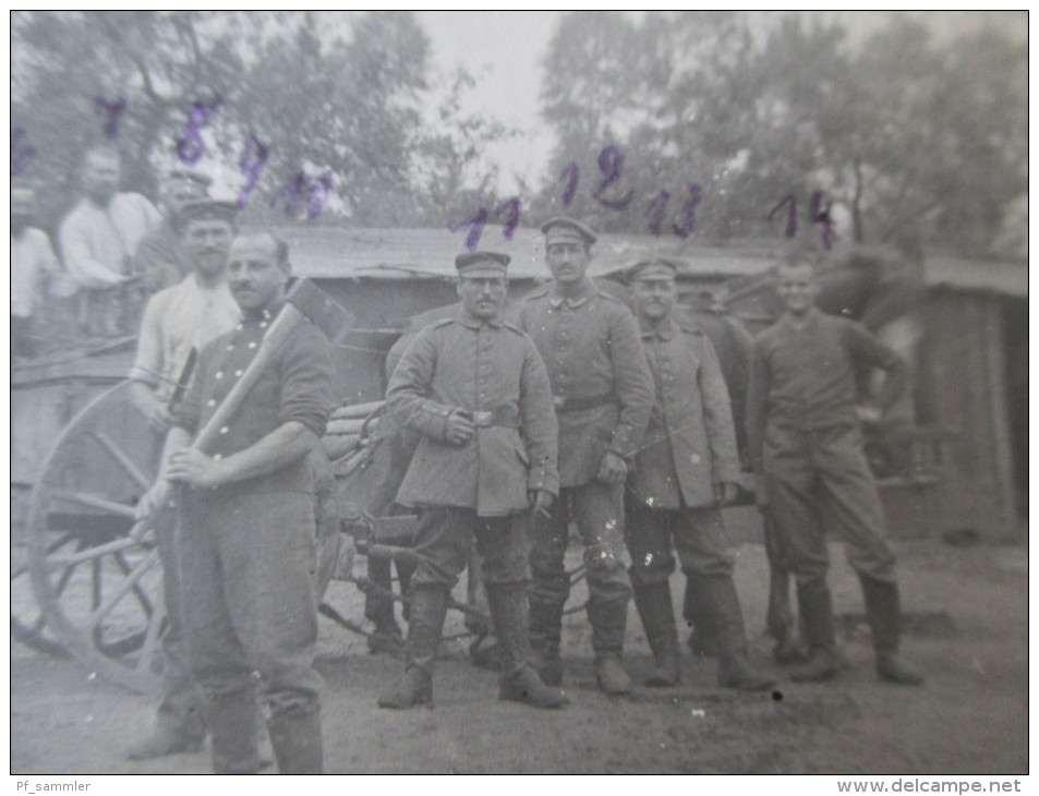 AK / Fotokarte Soldaten Bei Der Arbeit Uniform / Axt Mit Namen Der Kameraden! 1. Weltkrieg / Feldpost - Guerre 1914-18