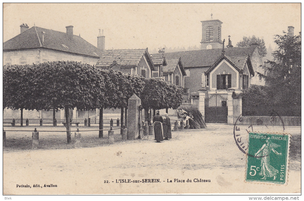 89. Yonne :  L ' Isle Sur Serein  . La Place Du Chateau  . - L'Isle Sur Serein