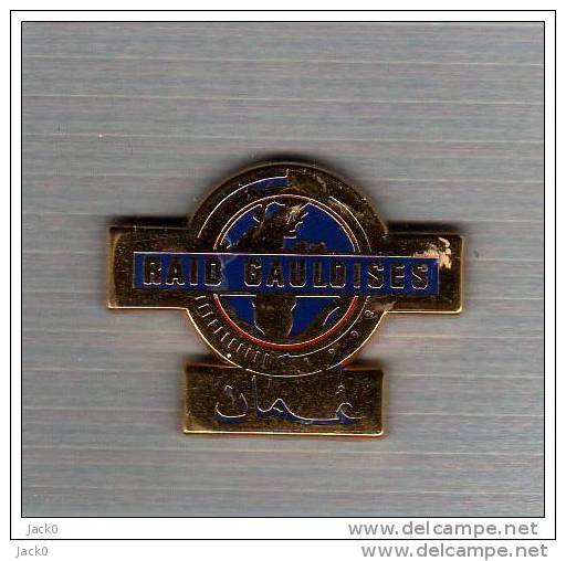 Pin´s  ARTHUS  BERTRAND  Sport  RAID  GAULOISES  Avec  Mappemonde - Arthus Bertrand