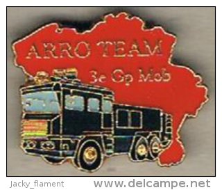 Pin´s Gendarmerie - 3e Groupe Mobile De Charleroi - Team Arroseuses De L´Esc (Belgique) - Militair & Leger
