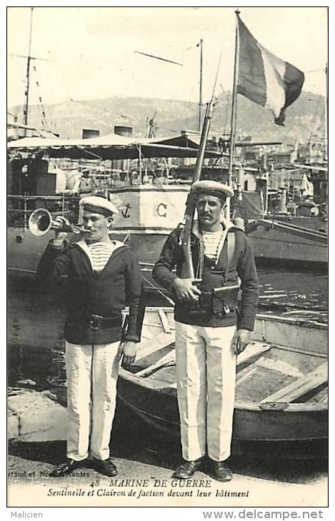 Themes Div-ref G836- Bateaux - Bateau - Marine De Guerre -sentinelle Et Clairon  Devant Leur Batiment- Carte Bon Etat  - - Guerra