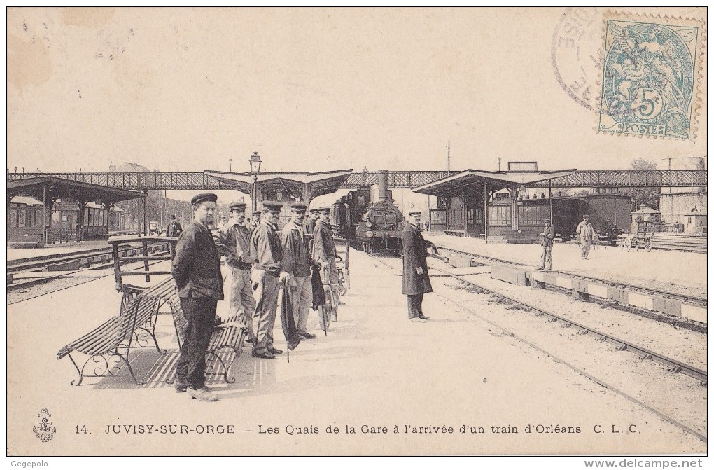 JUVISY SUR ORGE  - Les Quais De La Gare à L'arrivée D'un Train D' Orléans - Juvisy-sur-Orge