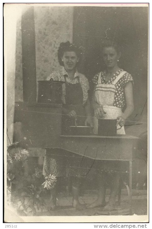 Photograph - Women Are Cooking, Yugoslavia (10 X 15 Cm) - Autres & Non Classés