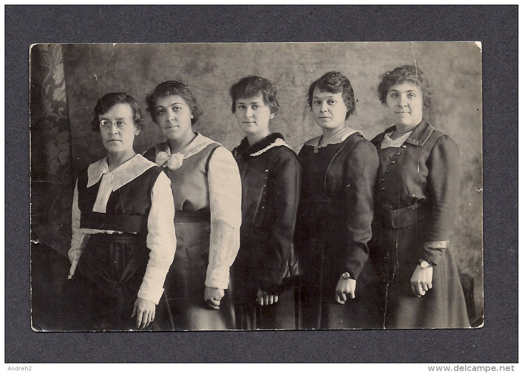 REAL PHOTO CABINET - VRAIS PHOTO POSTCARD - AROUND 1910 - 1920 - PROBABLEMENT LES 5 SOEURS - Photographie