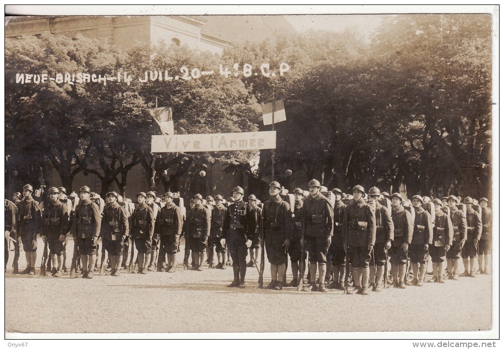 Carte Postale Photo Militaire NEUF-BRISACH-NEUBREISACH (Haut-Rhin) Revue  4 ème Bataillon Chasseurs Pied  - 14/07/1920 - Neuf Brisach