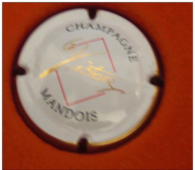 Capsule De Champagne  MANDOIS Contour OR - Autres & Non Classés