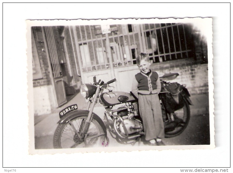 Photo Originale Un Enfant Et Une MOTO à Identifier... - Autres & Non Classés