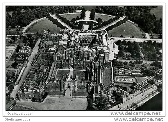 HAMPTON COURT PALACE AIR VIEW N ° 24 - Middlesex