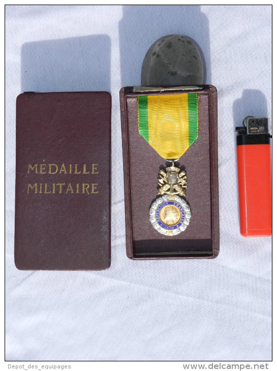 TRES ANCIENNE MEDAILLE MILITAIRE III° REPUBLIQUE  En COFFRET - France