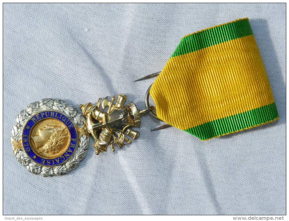 TRES ANCIENNE MEDAILLE MILITAIRE III° REPUBLIQUE  En COFFRET - France