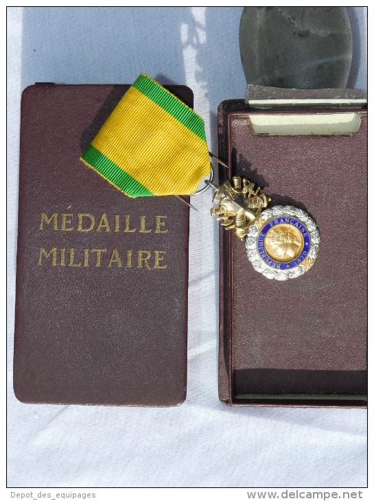 TRES ANCIENNE MEDAILLE MILITAIRE III° REPUBLIQUE  En COFFRET - France