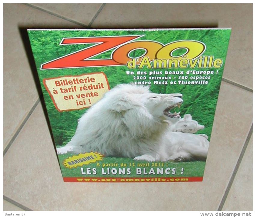 Publicité En Carton Avec Chevalet Zoo D´Amnéville Les Lions Blancs - Pappschilder