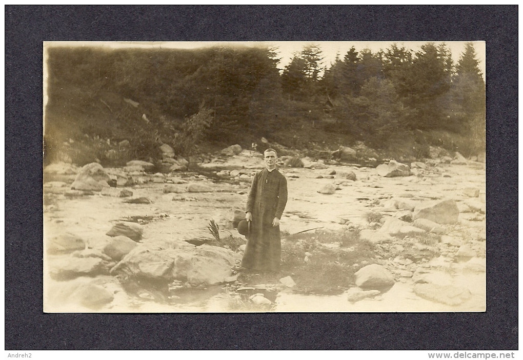 REAL PHOTO CABINET - VRAIS PHOTO POSTCARD - AROUND 1910 -1920 - PRÊTRE POSÉ AU BORD D´UNE RIVIÈRE - Photographie