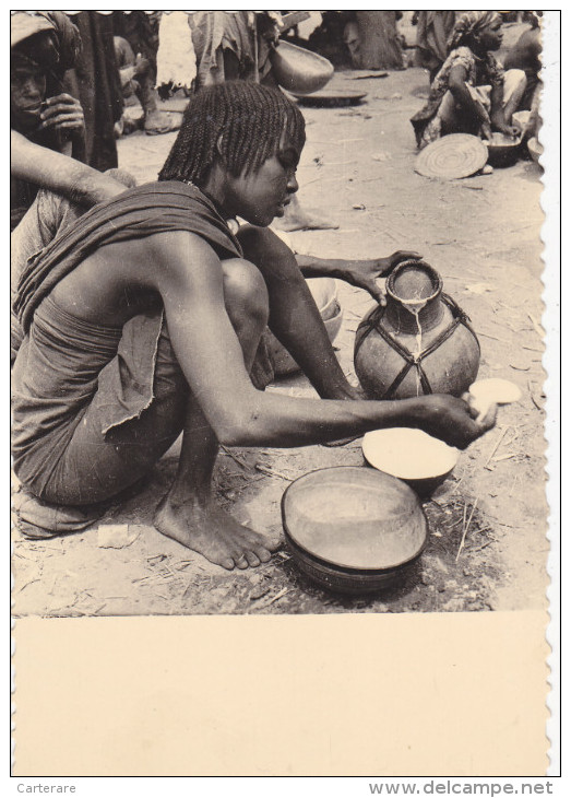 TCHAD EN 1965,N JAMENA,FORT LAMY,SAHEL AFRICAIN,afrique,africa,1 957,métier,vendeur,vendeu Se De Lait,pesage - Ciad